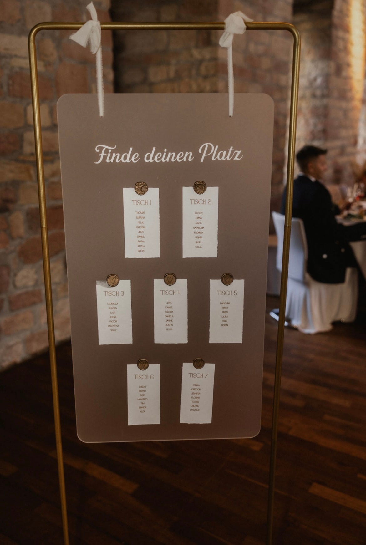 23 Sitzplan Board mit goldenen Ständer