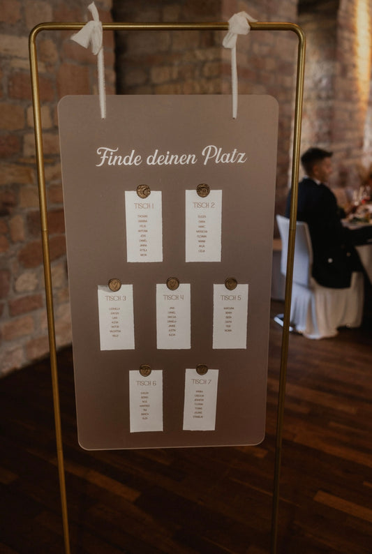 23 Sitzplan Board mit goldenen Ständer